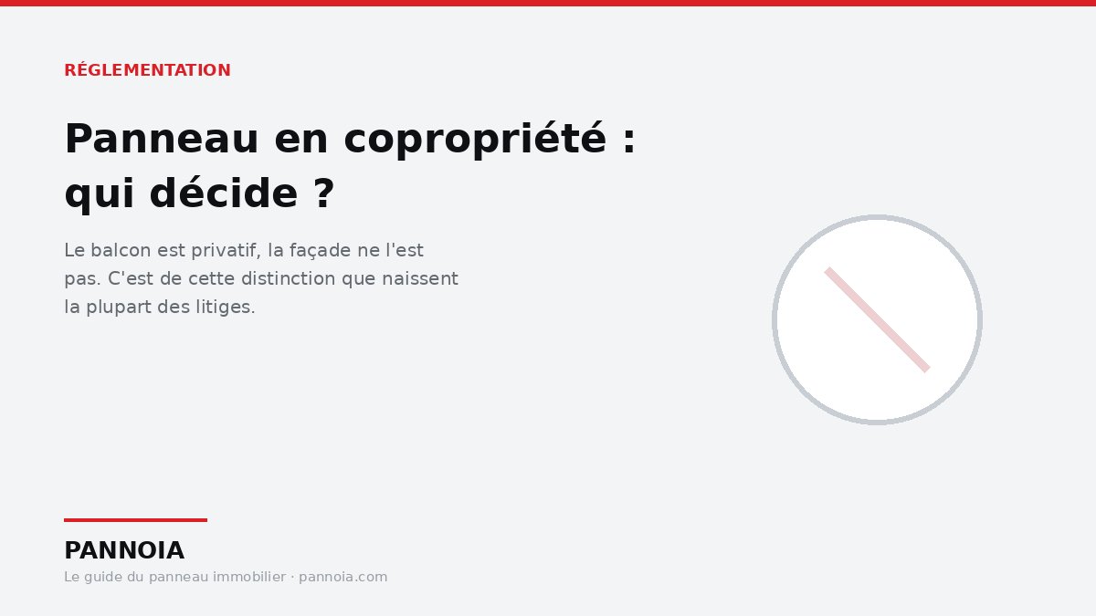 Panneau immobilier sur un balcon d'immeuble en copropriété