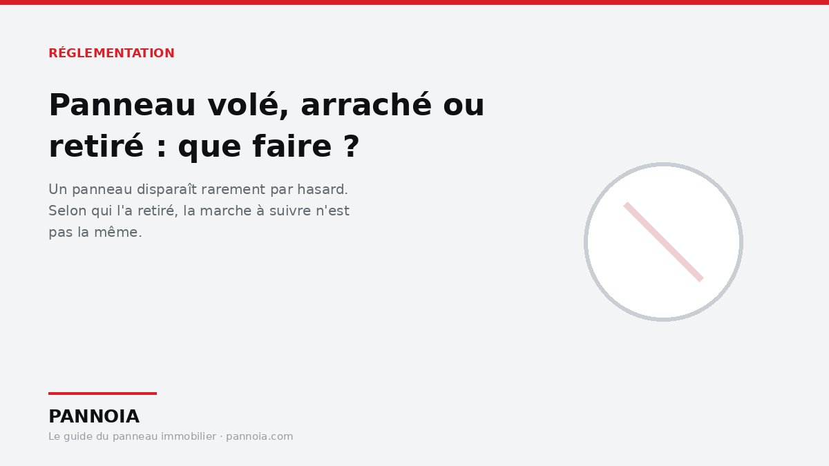 Panneau immobilier arraché ou dégradé sur un terrain